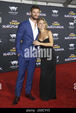Chris Hemsworth et Elsa Pataky lors de la première mondiale de 'Thor : Ragnarok' au El Capitan Theatre à Hollywood, USA le 10 octobre 2017 Banque D'Images