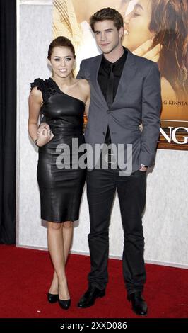 Miley Cyrus et Liam Hemsworth lors de la première de « The Last Song » à Los Angeles au ArcLight Cinemas à Hollywood, États-Unis, le 25 mars 2010 Banque D'Images