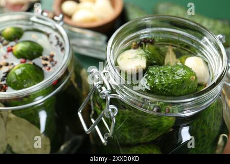 Faire des cornichons. Concombres frais et épices dans des bocaux, gros plan Banque D'Images