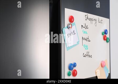 Tableau magnétique avec liste de courses et notes sur le réfrigérateur Banque D'Images