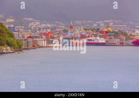 Bergen, Norvège vue sur la ville depuis la mer avec port, tour d'église et maisons traditionnelles colorées Banque D'Images