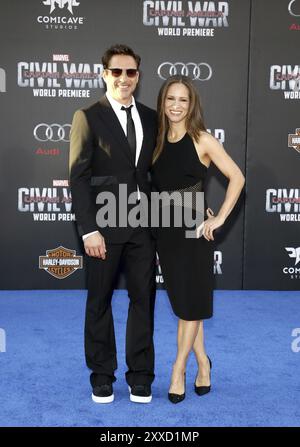 Robert Downey Jr. Et Susan Downey à la première mondiale de « Captain America: Civil War », qui s'est tenue au Dolby Theatre à Hollywood, aux États-Unis, le 12 avril 2016 Banque D'Images