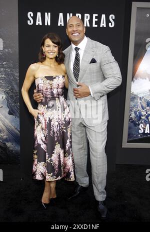 Dwayne Johnson et Carla Gugino lors de la première de « San Andreas » à Los Angeles au TCL Chinese Theatre IMAX à Hollywood, États-Unis, le 26 mai 2015. C Banque D'Images