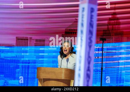 Chicago, États-Unis. 22 août 2024. Le gouverneur du Michigan, Gretchen Whitmer, prend la parole lors de la quatrième journée de la Convention nationale démocrate (DNC) au United Center. Les délégués, les politiciens et les partisans du parti démocrate se rassemblent à Chicago, alors que l'actuelle vice-présidente Kamala Harris est nommée candidate à la présidence de son parti. Le DNC a lieu du 19 au 22 août. (Photo de Jeremy Hogan/SOPA images/Sipa USA) crédit : Sipa USA/Alamy Live News Banque D'Images