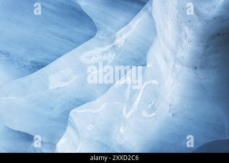 Gros plan sur le plafond d'une grotte de glace dans un glacier en ruines. Arrière-plan texturé. Réchauffement climatique. Faible DDL Banque D'Images