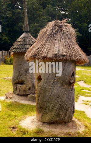 Ancienne cour de rucher ukrainienne avec ruches en bois pittoresque campagne Banque D'Images