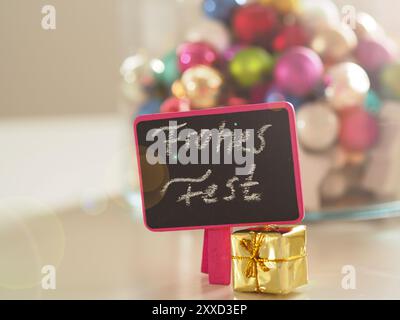 Décoration de Noël sur une table avec les Allemands de mots Joyeux Noël sur un petit tableau, selective focus on foreground Banque D'Images