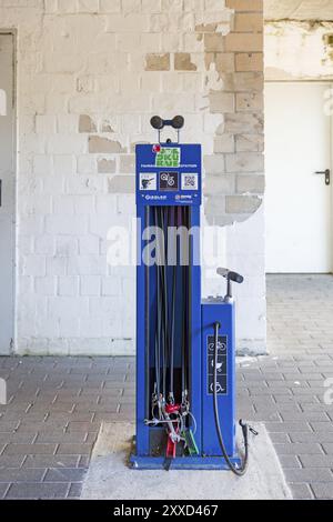 Station-service pour vélos dans un parking souterrain, Burgdorf, basse-Saxe, Allemagne, Europe Banque D'Images