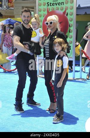 Christina Aguilera et Matthew Rutler lors de la première de Los Angeles de 'The Emoji Movie' au Regency Theatre de Westwood, États-Unis, le 23 juillet 2017 Banque D'Images