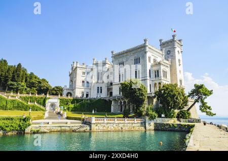 Triest, Italie, 05.08.2015 vue sur le château de Miramare sur le golfe de Trieste dans le nord-est de l'Italie. Lieu touristique, destination de voyage célèbre, Europe Banque D'Images