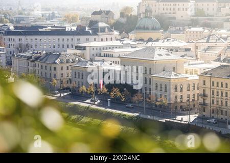 Bulding dans la vieille ville de Salzbourg, le temps d'automne Banque D'Images