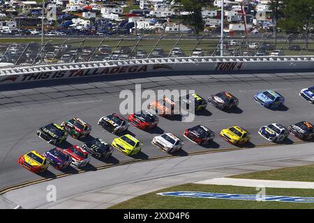 Les voitures Monster Energy NASCAR Cup Series courent au quatrième tour lors du GEICO 500 au Talladega Superspeedway à Talladega, en Alabama Banque D'Images
