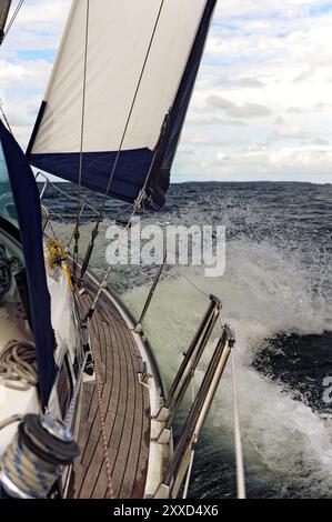 Yacht à voile en mer agitée Banque D'Images