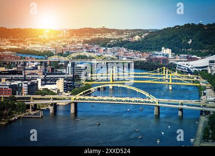 Ponts sur la rivière Allegheny à Pittsburgh Pennsylvanie avec fond de lumière du soleil Banque D'Images