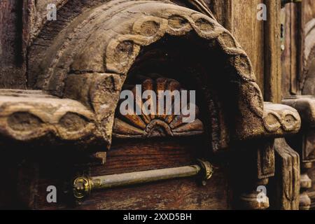 Fond vintage. Eléments d'une ancienne porte en bois sculpté décorée de volumineux éléments en bois sculpté imitant le tissage. Un concept vintage de Banque D'Images