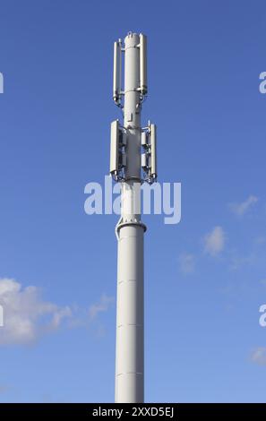 Mât de téléphone mobile avec un ciel bleu dans le fond mât de téléphone mobile avec un ciel bleu dans le fond Banque D'Images