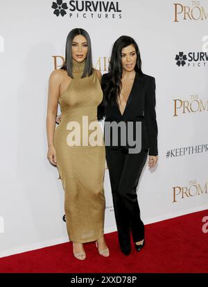 Kim Kardashian West et Kourtney Kardashian lors de la première de « The Promise » à Los Angeles au TCL Chinese Theatre à Hollywood, USA, le 12 avril Banque D'Images