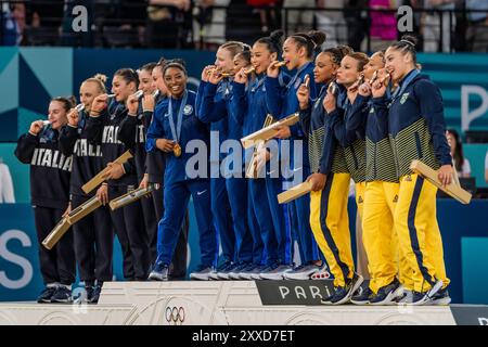 Gold Medal winning USA Women's  Gymnatics Team All-around L-R Simone Biles, Jade Carey, Jordan Chiles, Sunisa Lee Hezly Rivera along side -L- Team Ita Stock Photo