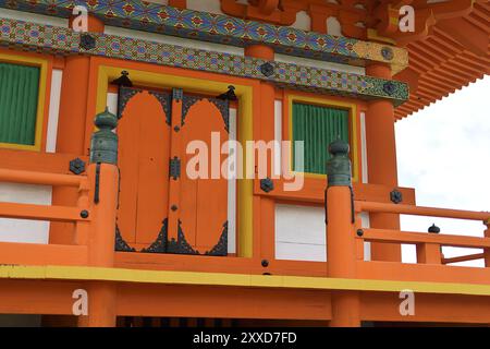 Détail architectural de la pagode Sanjunoto au temple bouddhiste Kiyomizu-dera peint en orange vif avec des ornements colorés. Kyoto, Japon, Asie Banque D'Images