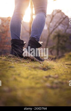 Boots d'une jeune femme, dentelle, à l'extérieur dans timberland, automne Banque D'Images