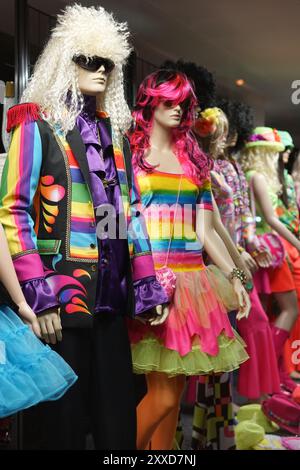 Mannequins avec des vêtements de carnaval dans la vitrine d'un magasin en K. Banque D'Images