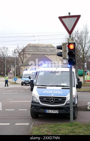 Barrage routier par la police après un match de football entre le 1.FC Magdeburg et le FC Hansa Rostock à Magdeburg Banque D'Images