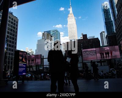 New York, New York, États-Unis. 23 août 2024. Vue sur l'Empire State Building depuis l'entrée récemment rénovée du Madison Square Garden sur la 7ème Avenue. (Crédit image : © Bianca Otero/ZUMA Press Wire) USAGE ÉDITORIAL SEULEMENT! Non destiné à UN USAGE commercial ! Banque D'Images