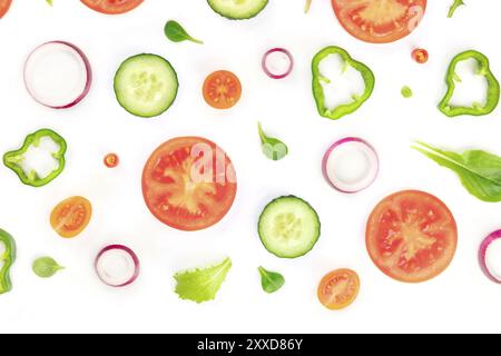 Les ingrédients de la salade de légumes frais, tourné par le haut sur un fond blanc. Une télévision jeter la composition avec tomates, concombres, poivrons, oignons et moi Banque D'Images