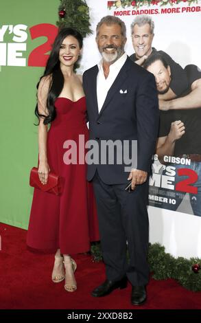 Mel Gibson et Rosalind Ross lors de la première de Daddy's Home 2 à Los Angeles au Regency Village Theatre de Westwood, États-Unis, le 5 novembre 2017 Banque D'Images