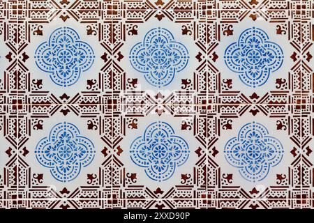 Azulejos, carreaux de céramique colorés peints sur une façade de maison à Tavira, Algarve, Portugal, Europe Banque D'Images