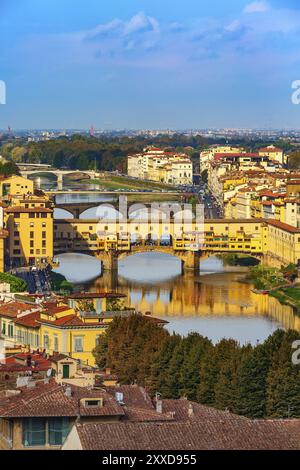 Panorama de ville avec maisons et Ponte Vecchio à travers la rivière Arno, Florence, Italie, Europe Banque D'Images