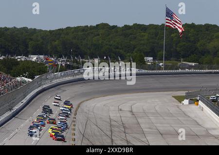 Les équipes Monster Energy NASCAR Cup Series s'affrontent sur le tronçon avant lors du GEICO 500 au Talladega Superspeedway à Talladega, en Alabama Banque D'Images