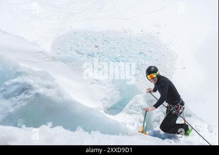 Guide de montagne candidat formation de hache de glace et de corde sur un glacier dans le Nord Caucase Banque D'Images
