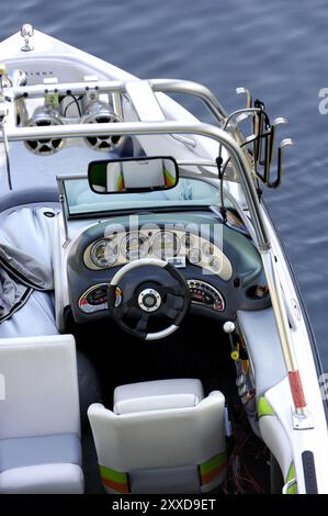 Photo stock d'une vue aérienne en gros plan d'un volant et d'un tableau de bord du siège du conducteur d'un bateau à moteur rapide Banque D'Images