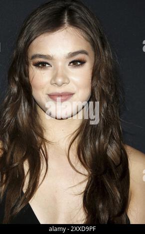 Hailee Steinfeld de Zoe Kravitz célèbre son nouveau rôle avec Yves Saint Laurent Beauty au Gibson Brands Sunset à West Hollywood, USA en mai Banque D'Images