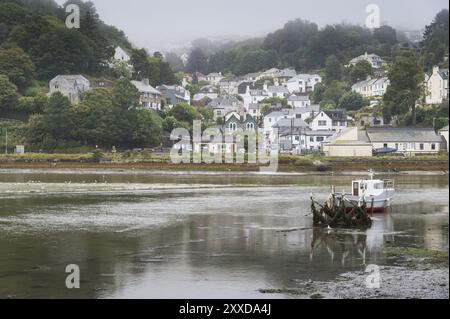 Bateau de pêche dans les backwaters du port de pêche de Looe Banque D'Images