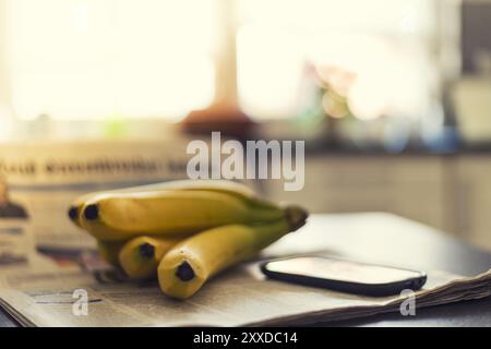 Bananes mûres sur la table de la cuisine Banque D'Images
