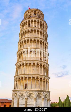 La tour penchée de Pise, Italie contre blue sunset sky Banque D'Images