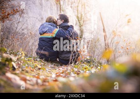 Couple aimant jouit de la vue sur la montagne, de beaux paysages avec le coucher du soleil, l'automne Banque D'Images