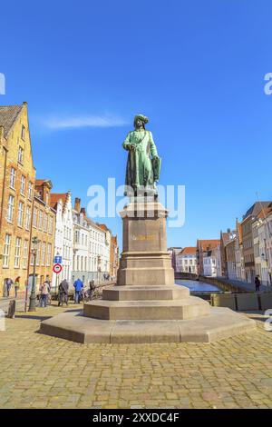 Bruges, Belgique, 10 avril 2016 : statue de Jan Van Eyck et des gens dans la rue de Bruges, Belguim, Europe Banque D'Images