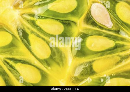 Kiwano ou melon à cornes (Cucumis metuliferus) coupé en demi gros plan isolé sur fond blanc Banque D'Images