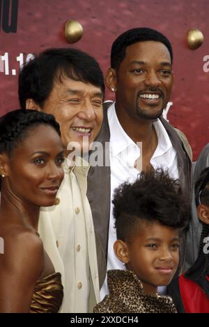 Jada Pinkett Smith, Will Smith, Jackie Chan et Willow Smith lors de la première de « The Karaté Kid » à Los Angeles au Mann Village Theater à Westw Banque D'Images