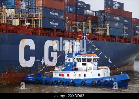 CMA CGM Verdi avec remorqueur à Burchardkai, Hambourg, CMA CGM Verdi avec remorqueur à Burchardkai, Hambourg Banque D'Images