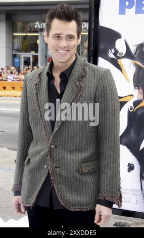 HOLLYWOOD, CA, 12 JUIN 2011 : Jim Carrey à la première de Los Angeles de 'Mr. Popper's Penguins' au Grauman's Chinese Theatre à Hollywood, aux États-Unis Banque D'Images