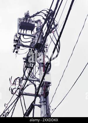 Occupé de câbles aériens électriques complexes à Tokyo au Japon Banque D'Images