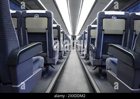 Allée entre les rangées de sièges d'un train. Japon Banque D'Images