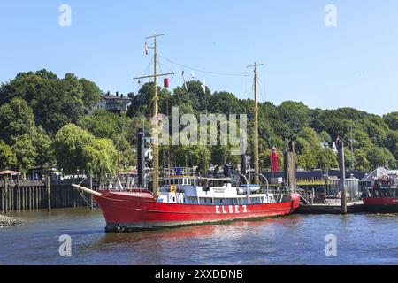 Hambourg, Allemagne, 26 juillet 2018 : vue sur la ville de l'Elbe avec port et maisons, Europe Banque D'Images