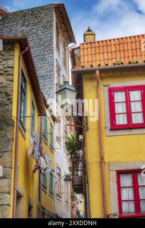 Porto, Portugal vieille ville rue étroite en perspective avec des maisons traditionnelles Banque D'Images