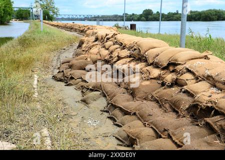 Sacs de sable après les inondations à Magdebourg Banque D'Images