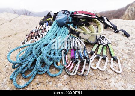 Équipement d'escalade, sac pour corde de magnésie et carabines vue du côté gros plan. A rochers et montagnes sur fond. Concept de sport de plein air Banque D'Images